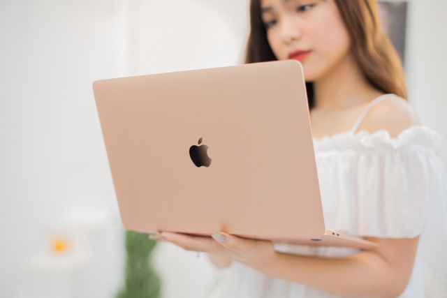 MacBook M1 về Việt Nam giá 